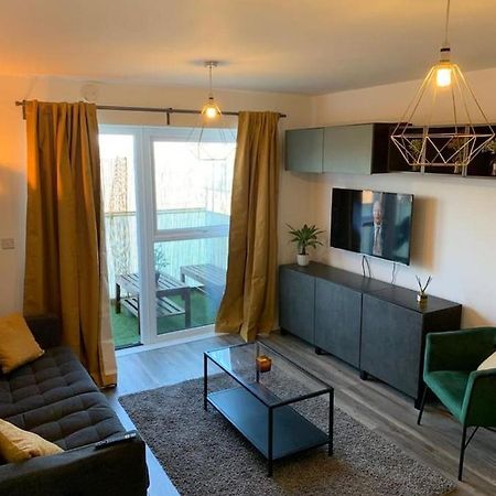 Lovely 1-Bed Serviced Apartment With Free Parking West Thurrock Exterior photo