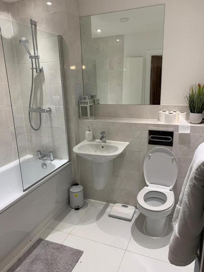 Lovely 1-Bed Serviced Apartment With Free Parking West Thurrock Exterior photo