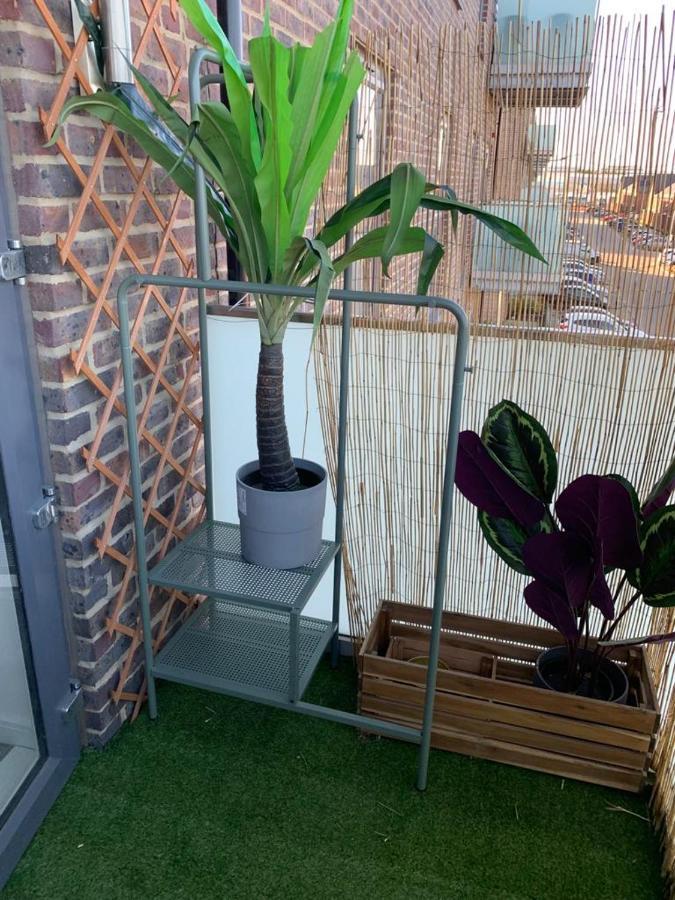 Lovely 1-Bed Serviced Apartment With Free Parking West Thurrock Exterior photo